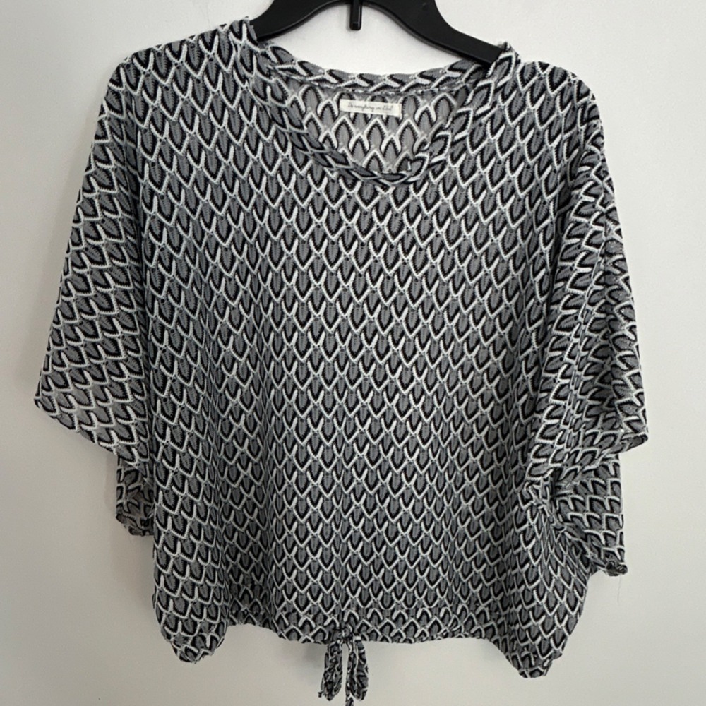 Do everything in Love Geometric Lace Dolman 3/4 Sleeve Blouse One Size‎ B/W/G